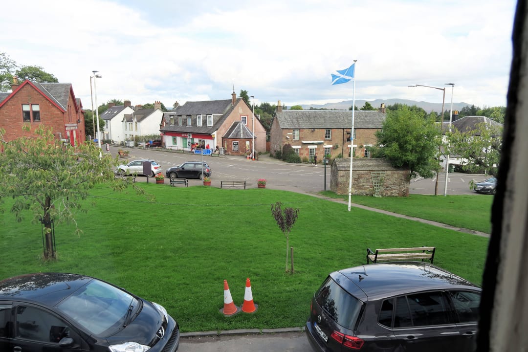 Parkplätze, Vorplatz und der Supermarkt  The Winnock Hotel, Sure Hotel Collection by Best Western