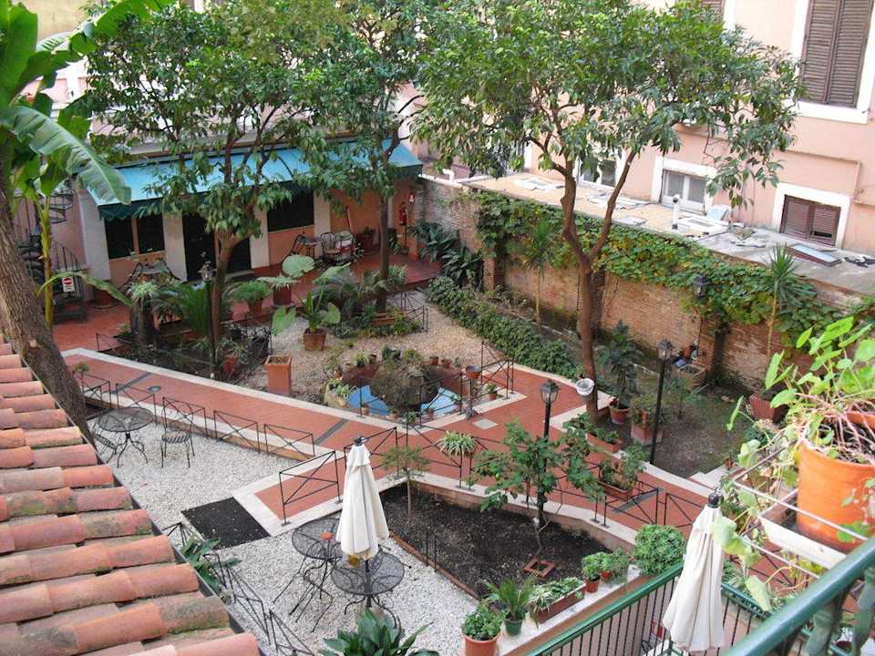 Blick vom Balkon in den Garten Hotel Astoria Garden