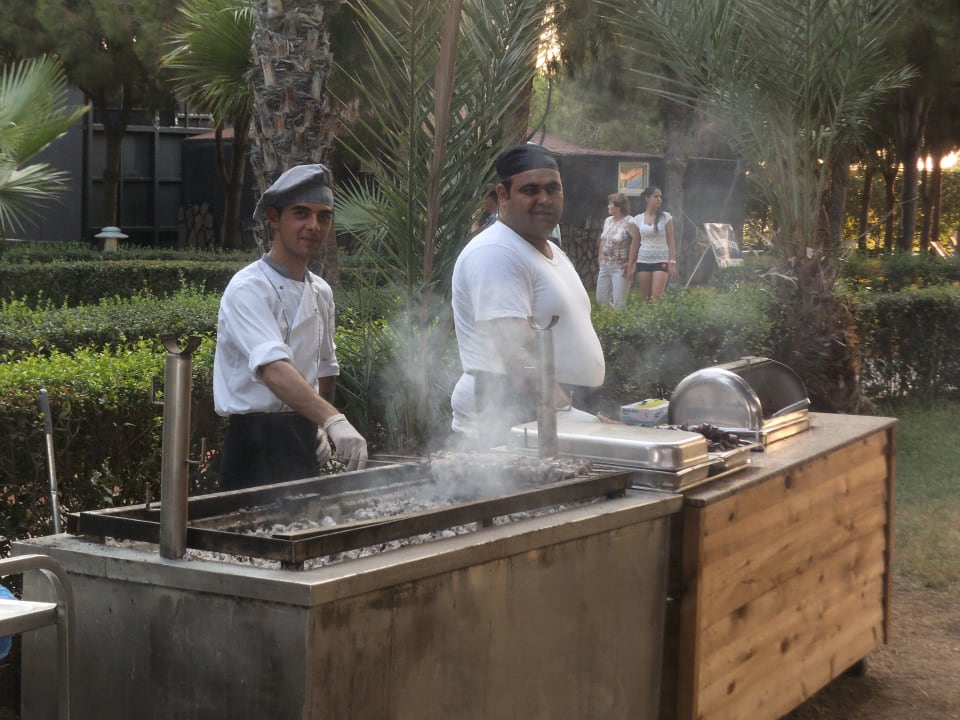 Jeden Abend am Grill Club Turtas Beach Hotel