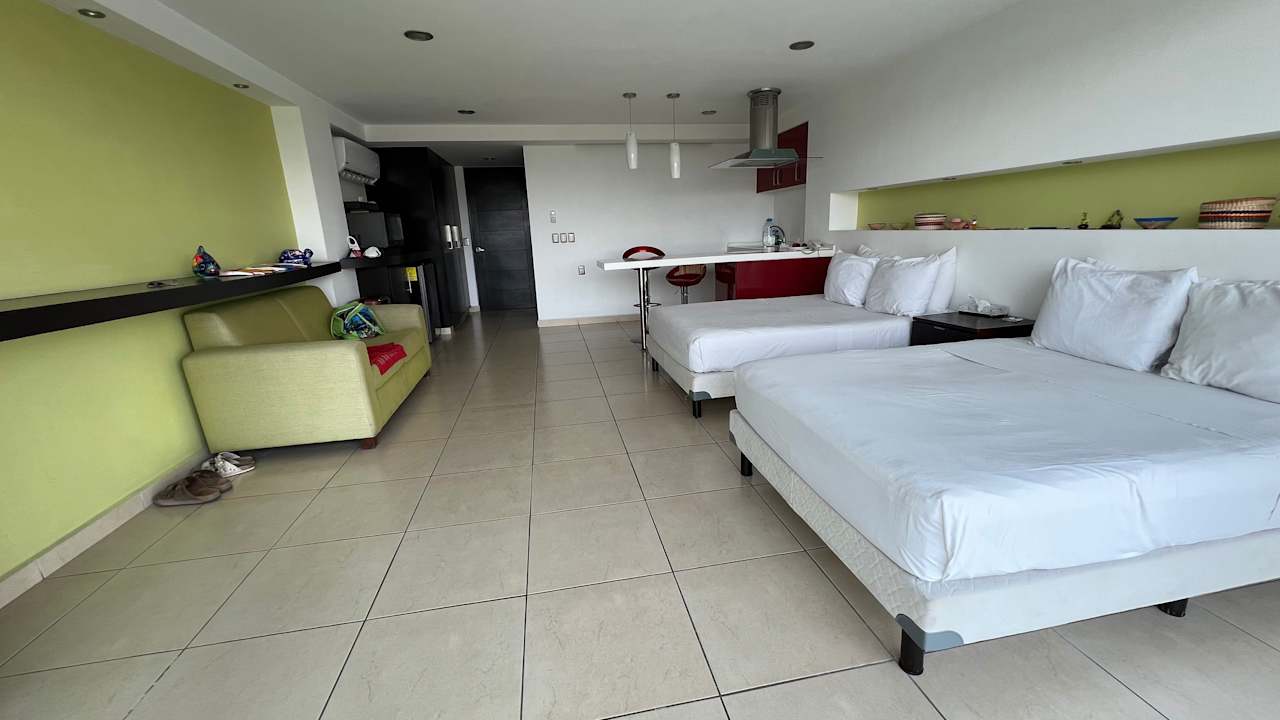 Zimmer Ramada by Wyndham Acapulco Hotel & Suites