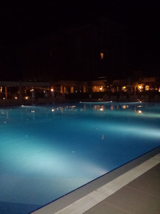 Pool am abend Sunis Elita Beach Resort & Spa