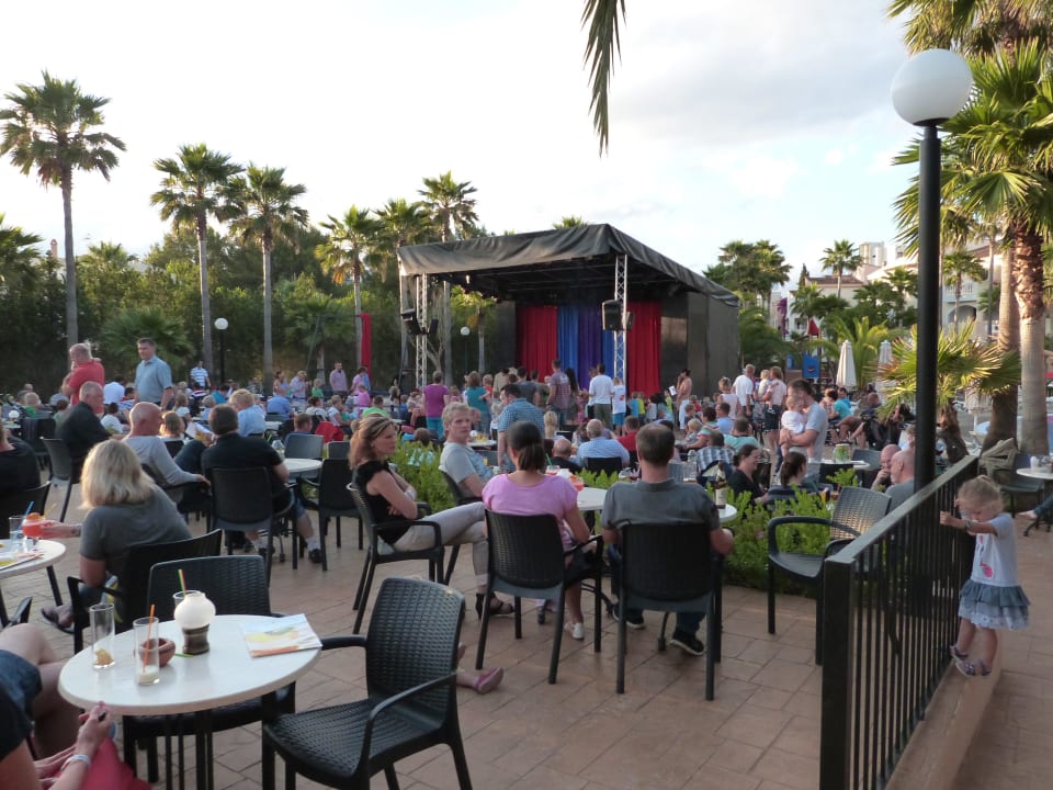 Bar/Terrasse, im Hintergrund die Bühne Hipotels Mediterraneo Club