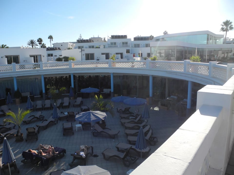 Hier kann man auch draußen Frühstücken Hotel Las Costas