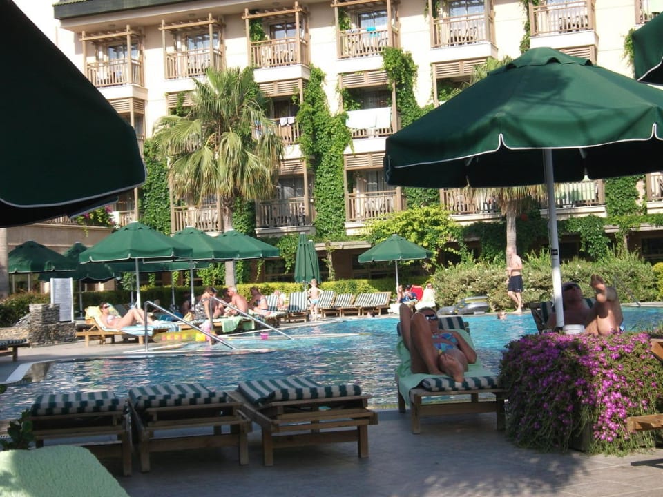 Am Pool essen Can Garden Resort