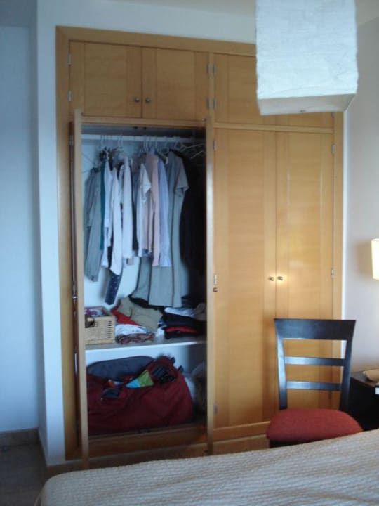 Geräumiger Kleiderschrank Chijeré Faro del Inglés