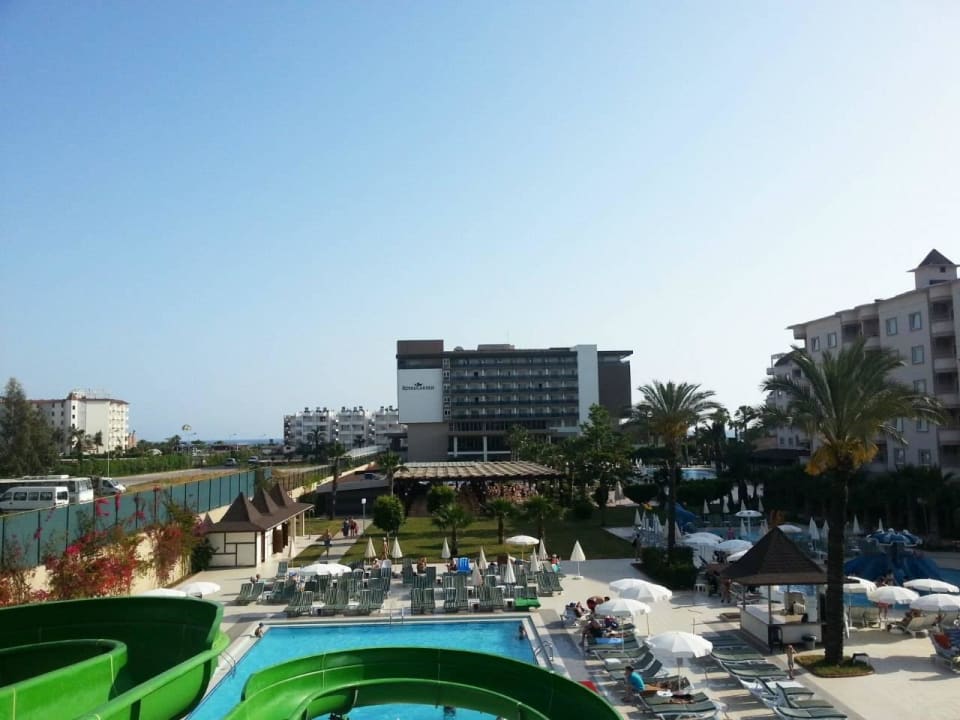 Вид на территорию с горок Hotel Royal Garden Beach