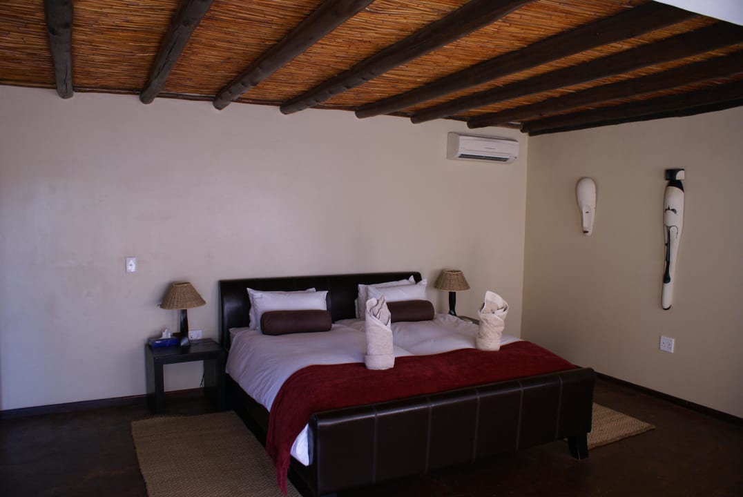 Großes Zimmer mit großem Bett Intu Afrika - Zebra Kalahari Lodge