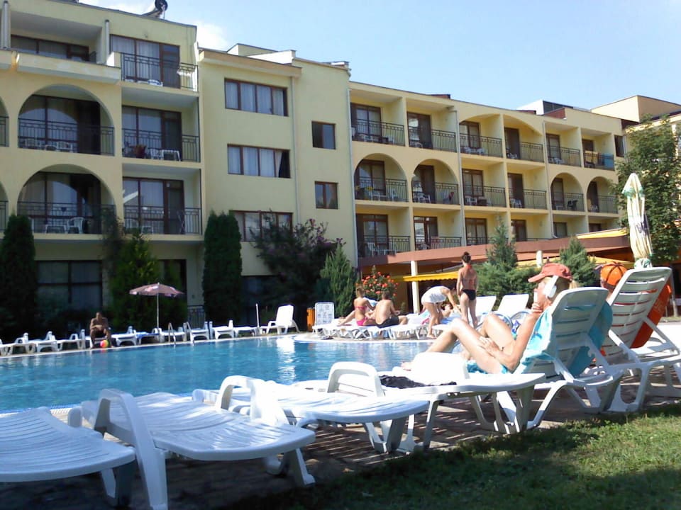 Pool mit Blick auf Innenseite der Hotelanlage Hotel Yavor Palace