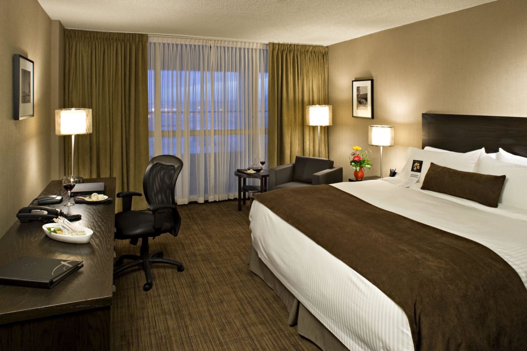 Premier King Room  Hotel Delta Calgary Airport
