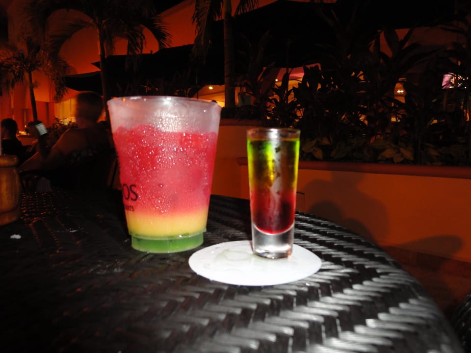 Bunte Getränke Sandos Playacar Beach Resort