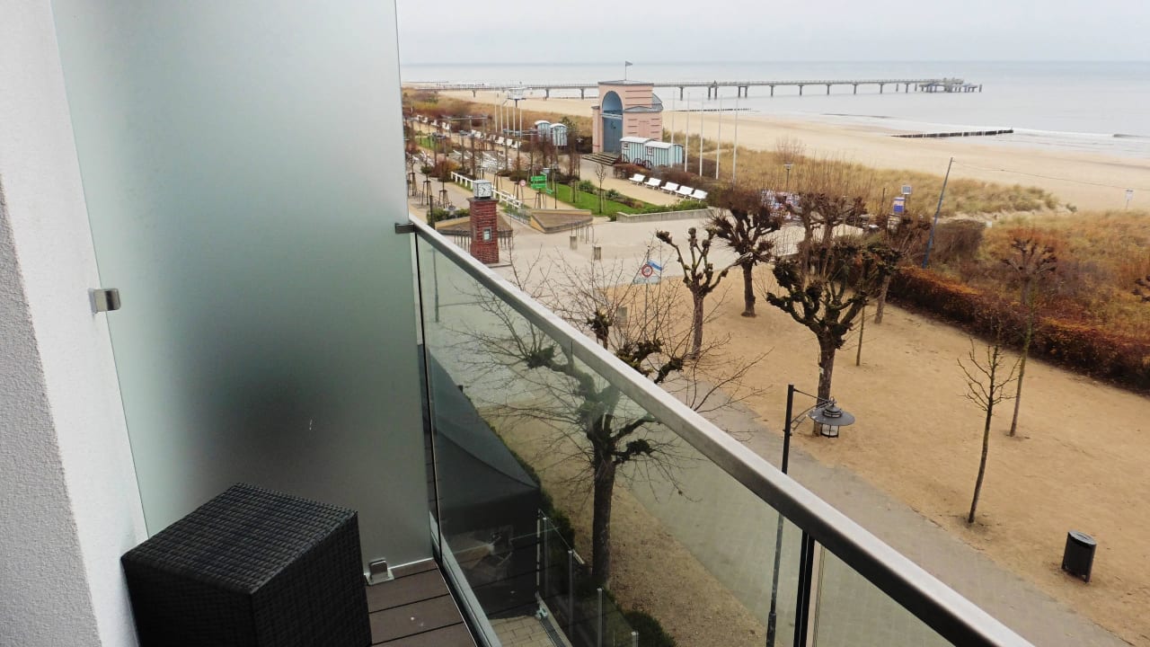 Blick nach links vom Balkon zur Seebrücke SEETELHOTEL Kaiserstrand Beachhotel