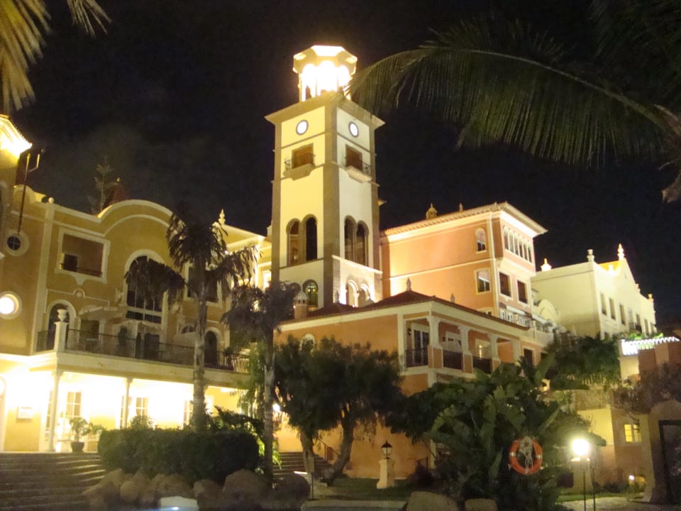 Hotelanlage am Abend Bahía del Duque