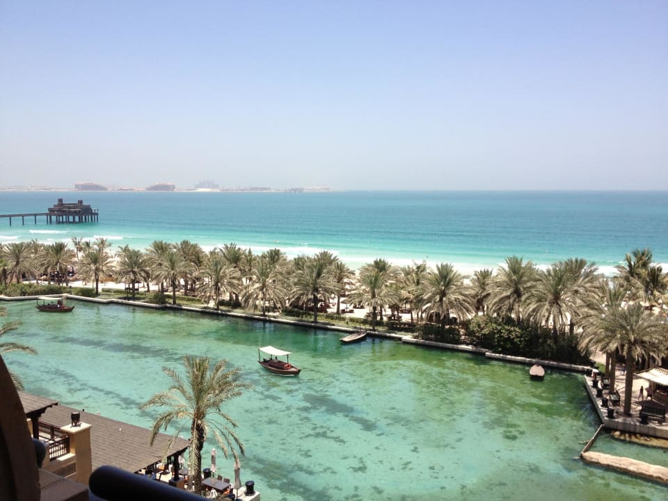 Lagune mit einem Abra Hotel Madinat Jumeirah Al Qasr & Dar Al Masyaf & Mina A'Salam