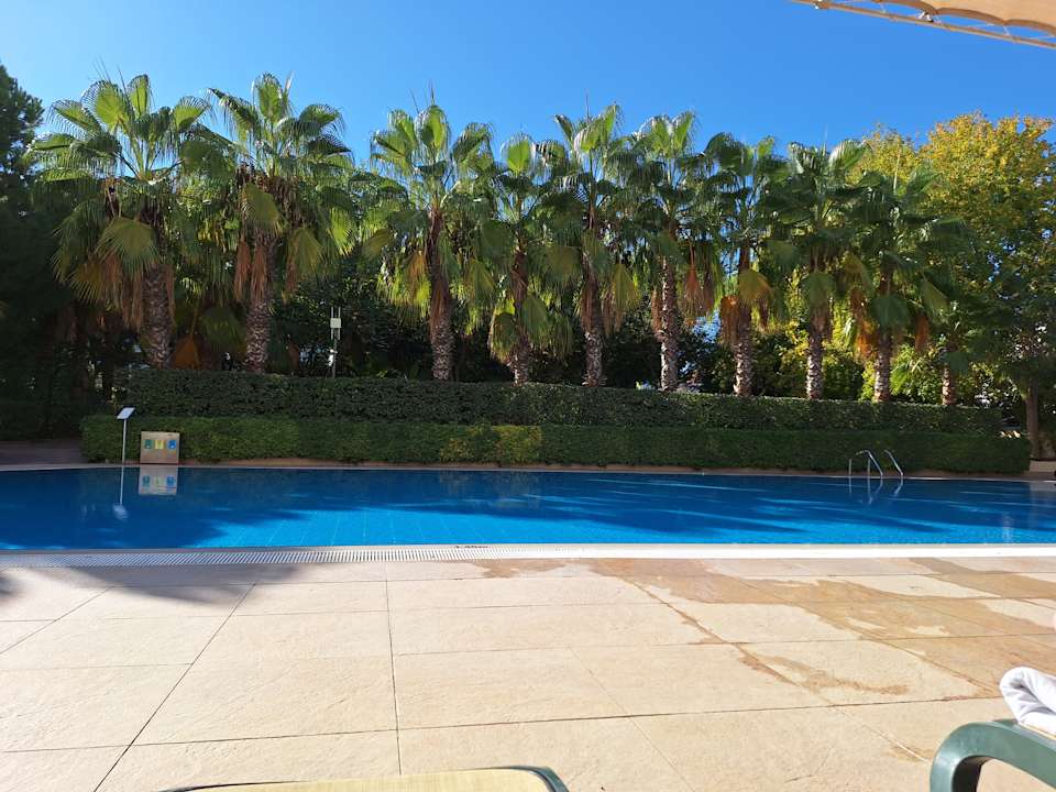 Pool Side Breeze Hotel