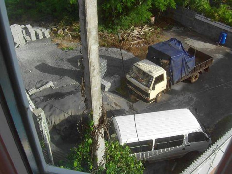 Blick durchs Küchenfenster der Villa Ravi Ferienanlage Mont Choisy Villas