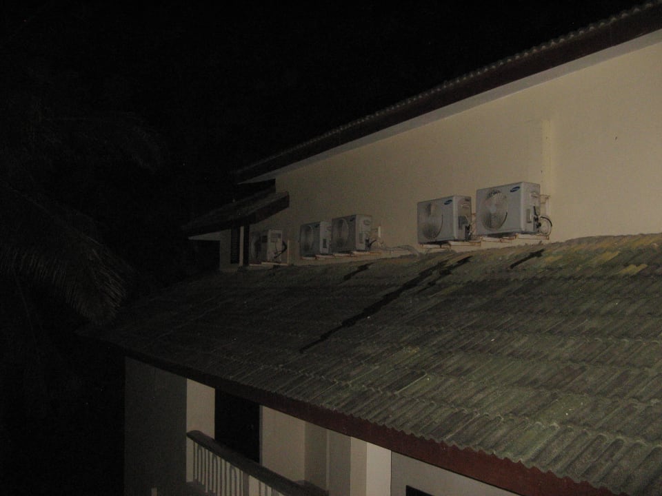 Klimageräte aussen am Kopfende des Bettes PrideInn Flamingo Beach Resort & Spa