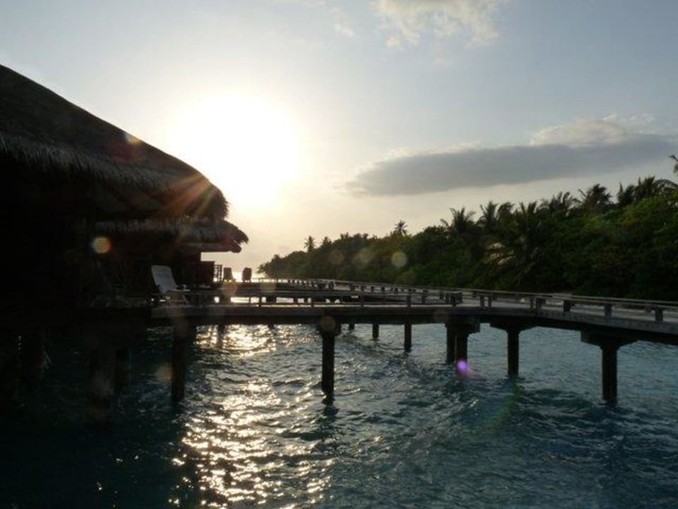 Sonnenuntergang und Wasserbungalows Kuramathi Maldives