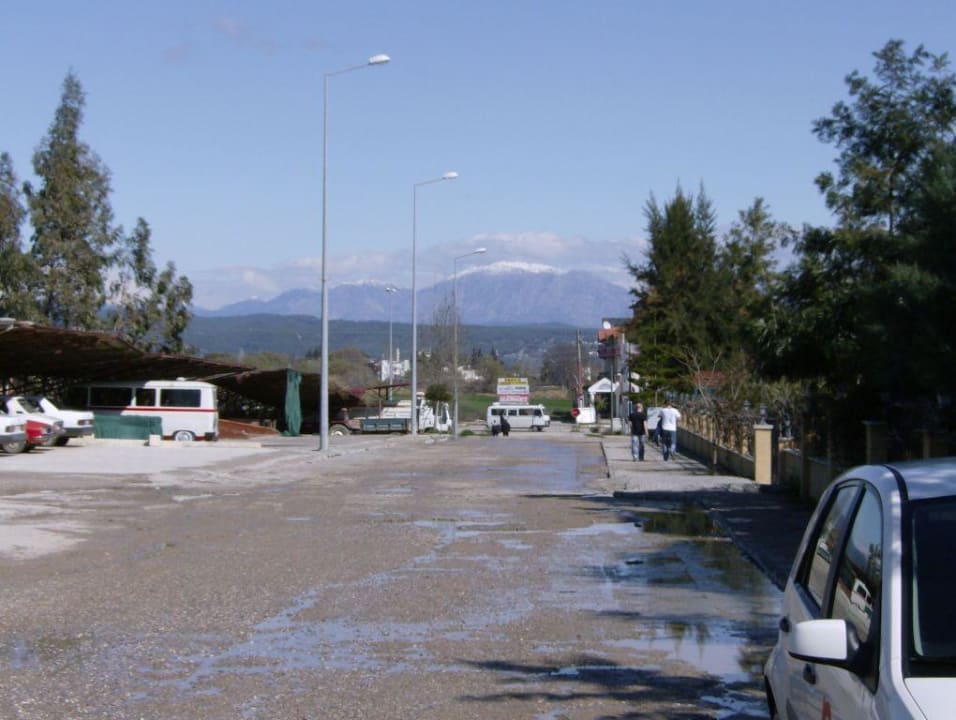Blick vom Eingang zur Straße Grand Seker Hotel