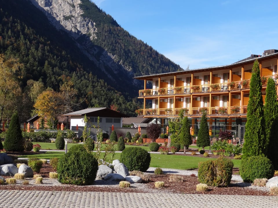 Außenansicht mit Sonnenschein aja Fürstenhaus am Achensee