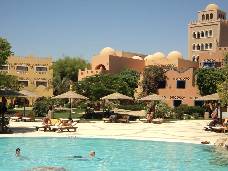 Blick vom Pool auf die Hotelanlage  Grand Makadi