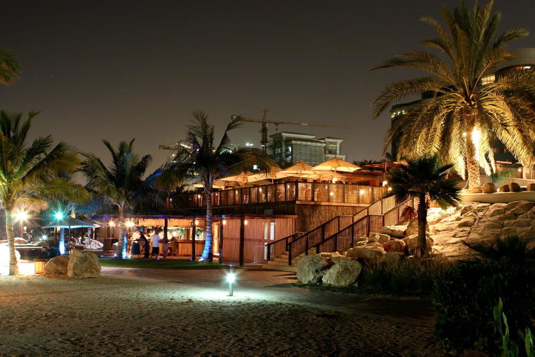 Barasti-Bar bei Nacht Le Meridien Mina Seyahi Beach Resort & Waterpark