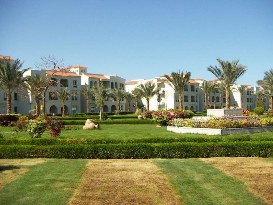 Gartenanlage mit Blick auf die Zimmer Pickalbatros Dana Beach Resort - Hurghada