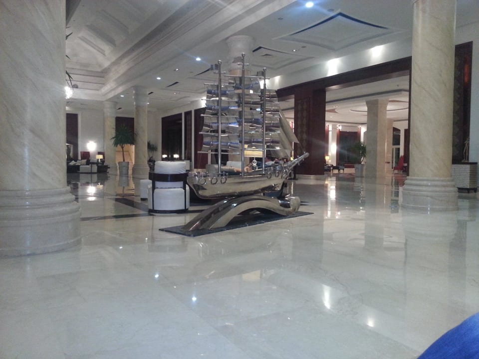 Ein Metallschiff in der Lobby Premier Le Reve Hotel & Spa