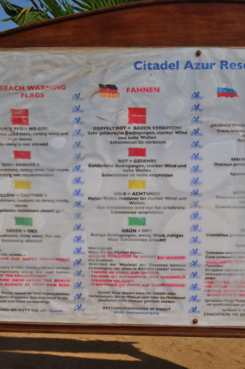 Flaggenschild am Strand Pickalbatros Citadel Resort