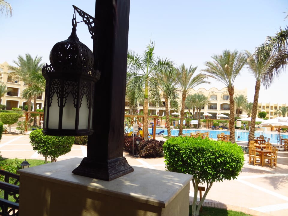 Blick von der Terrasse zum Pool Hotel JAZ Makadi Star & Spa