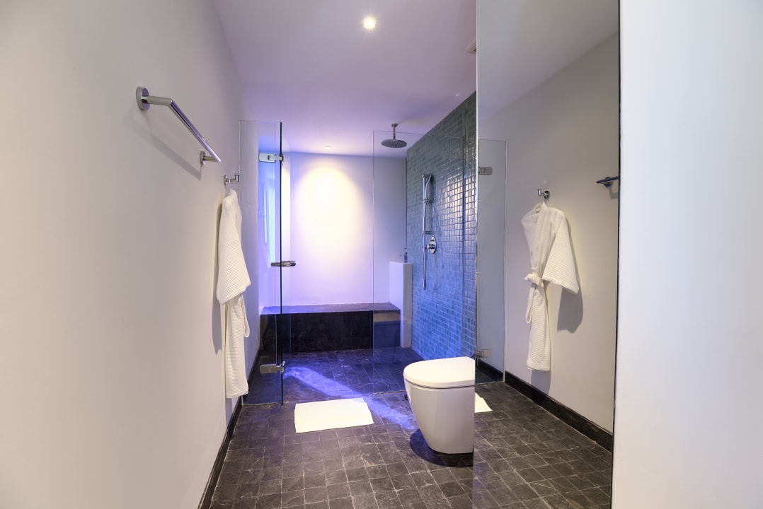 Zimmer Outrigger Surin Beach Resort