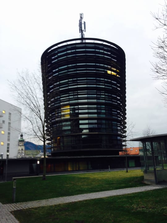 Vom Park aus Parkhotel Hall in Tirol