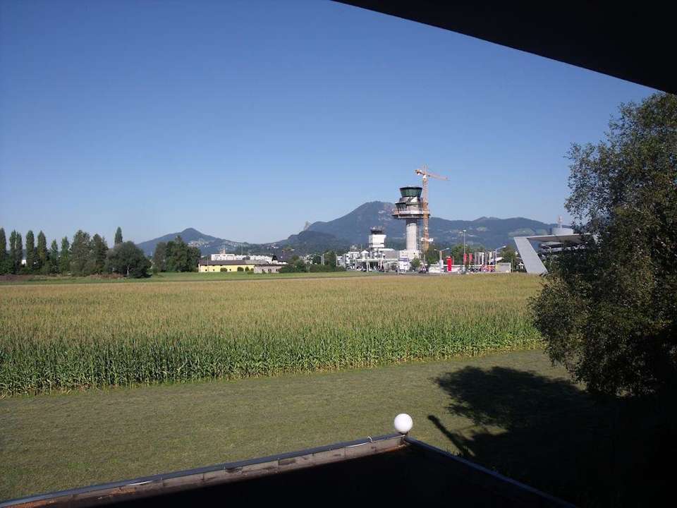 Blick zum Flughafen Hotel Salzburg