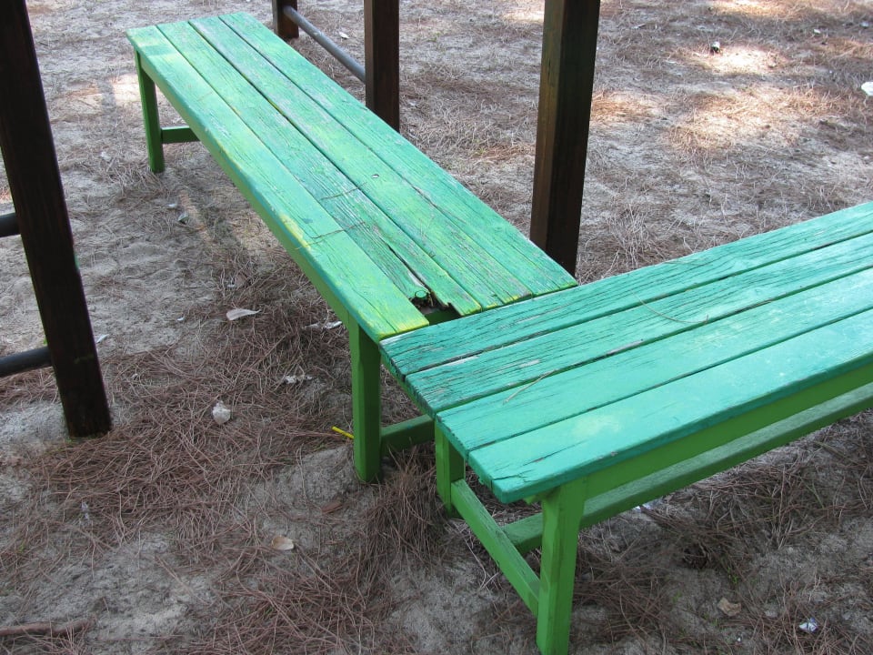 Das ist ein Laufsteg unter einem Klettergerät. Falkensteiner Club Funimation Garden Calabria