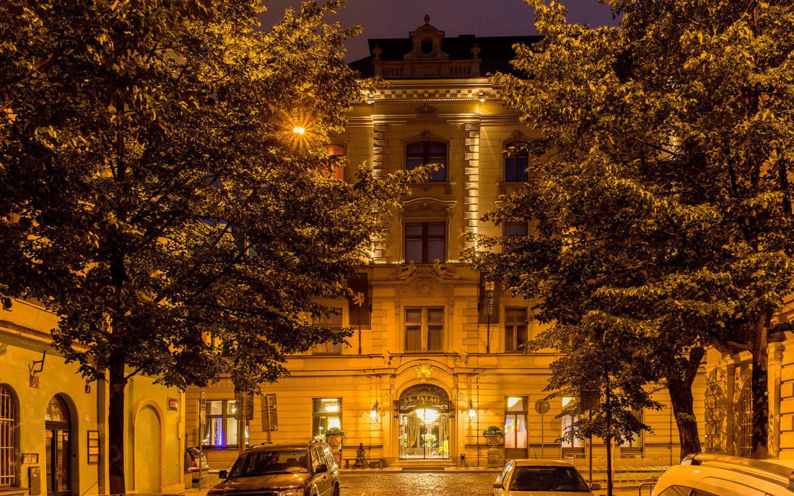Le Palais Art Hotel -view on the main entrance Le Palais Art Hotel