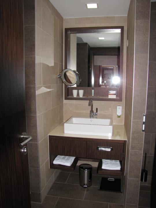 Teil des Badezimmers St. Martins Therme & Lodge Hotel