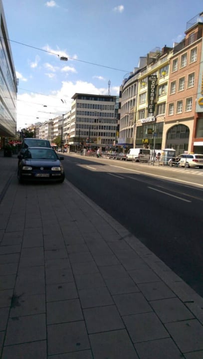 Vor dem Hotel Hotel Am Wehrhahn