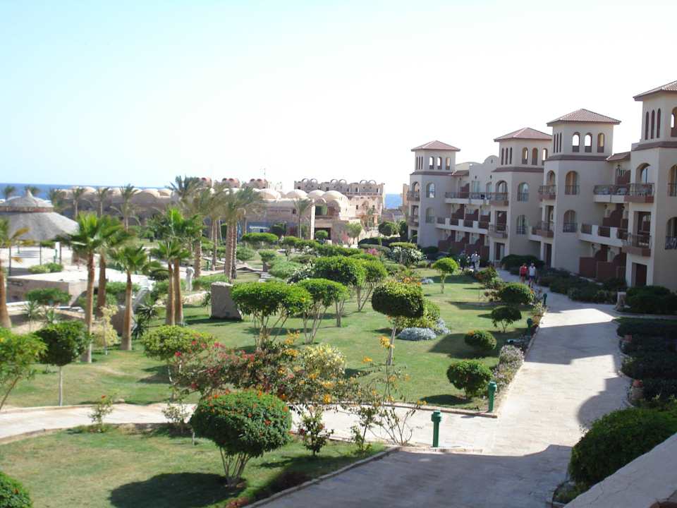 Общий вид отеля Pensée Royal Garden Beach Resort