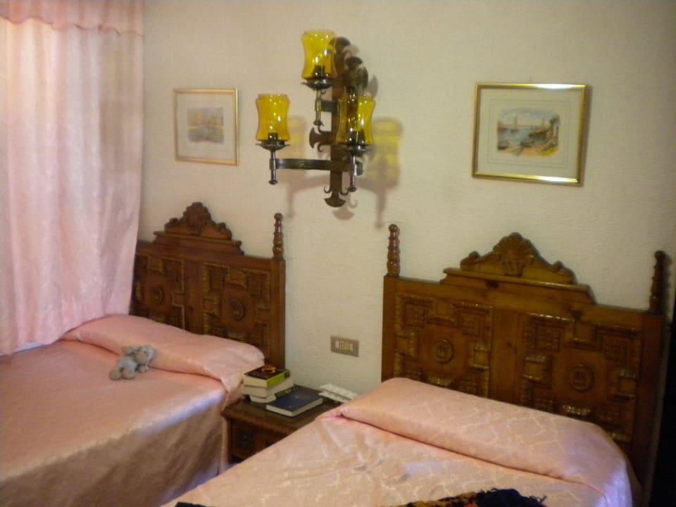 Schlafzimmer (Spanplatten-Matratzen) Hotel Rey Carlos