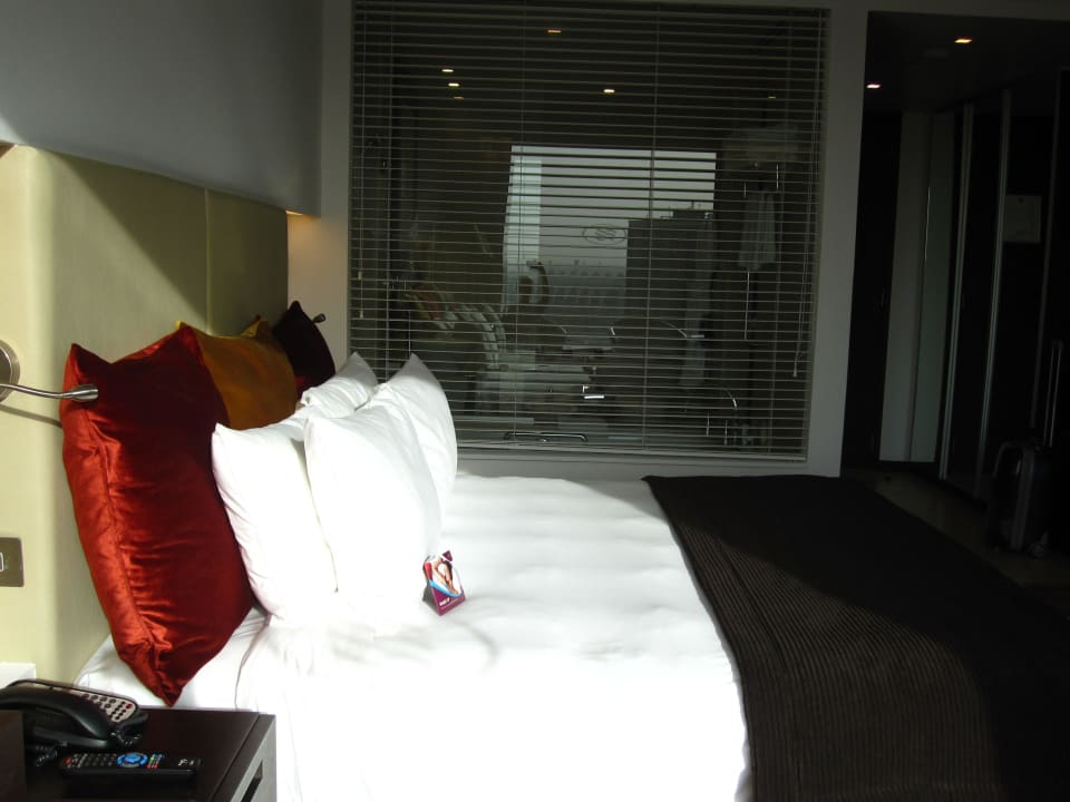 Blick vom Zimmer ins Bad Crowne Plaza Hotel Yas Island