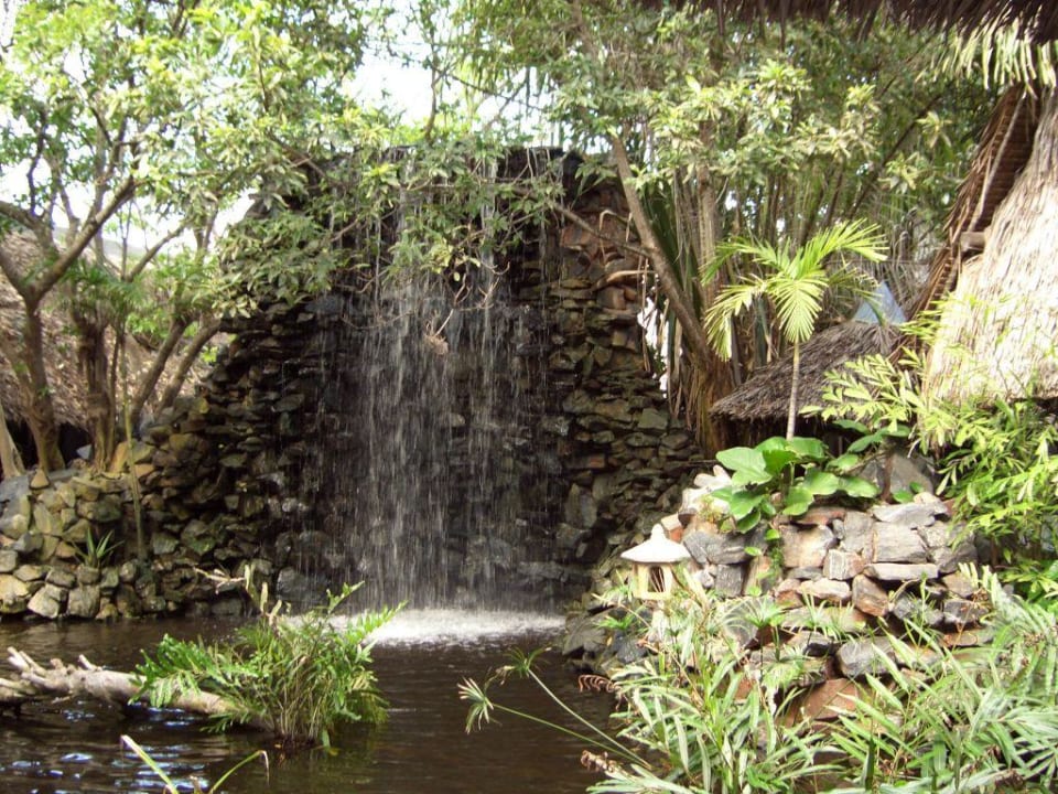 Wasserfall auf dem Weg in den Garten Hotel Southern Palms Beach Resort