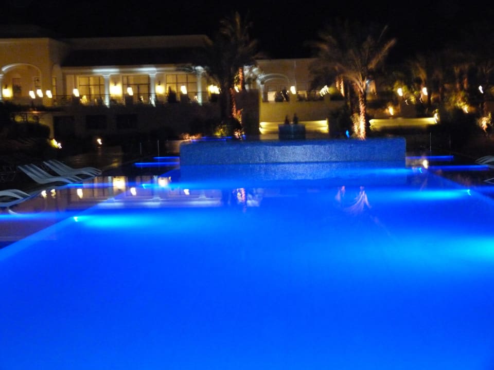 Der Pool bei Nacht JAZ Aquamarine Resort
