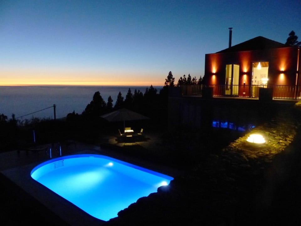Pool und Villa abends Villa Atlantico