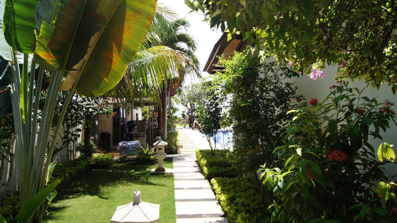Weg zum Pool Hotel Frangipani Beach Villas