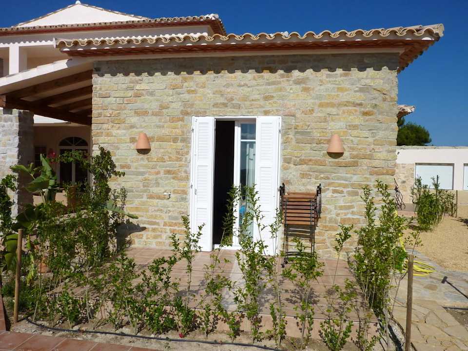 Kleine Terrasse vor jedem Zimmer Finca Klara