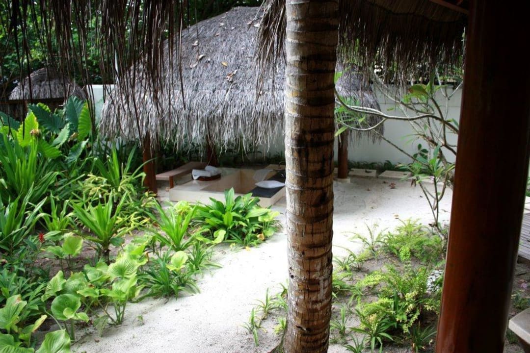 Badewanne im Freiluftbad Constance Halaveli Maldives