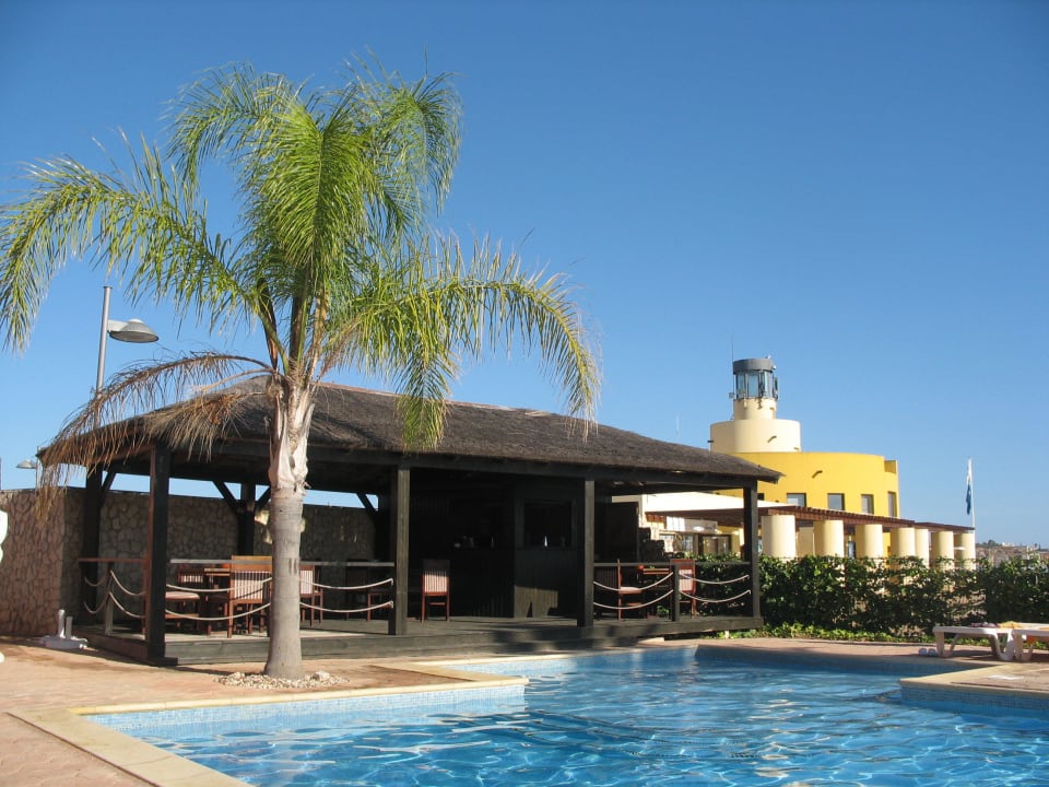 Pool im Nebengebäude NH Marina Portimão Resort