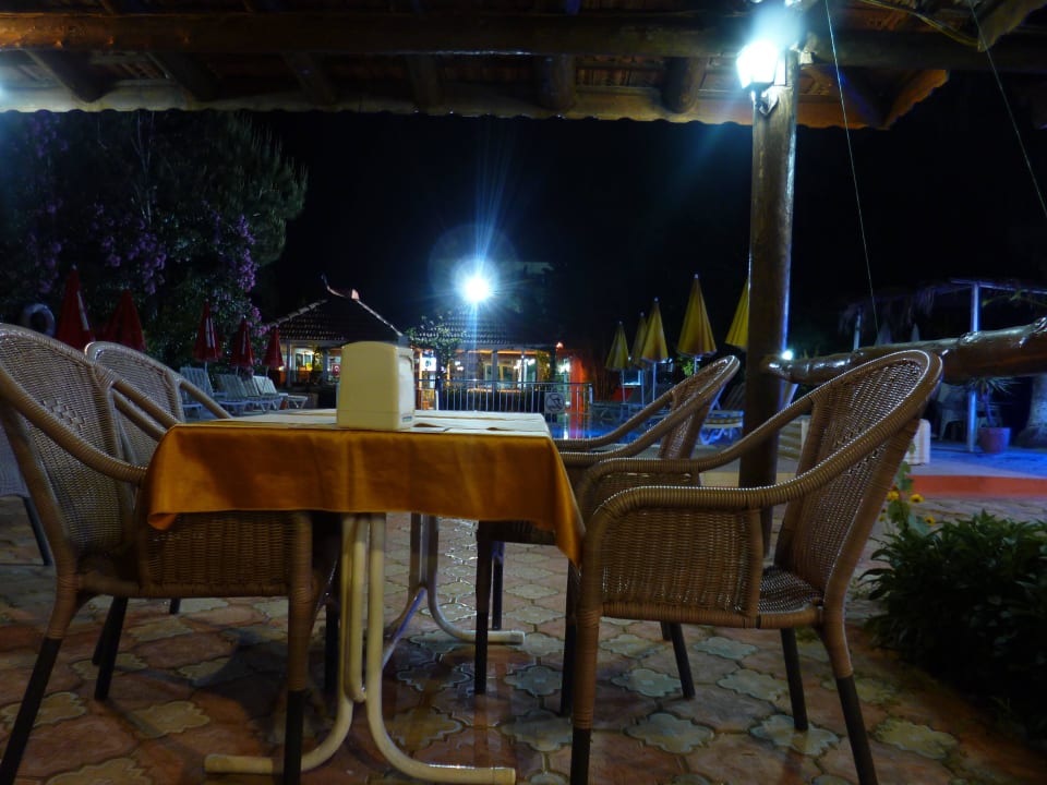 Die Terrasse. Tag und Nacht ein schöner Ort As Queen Beach