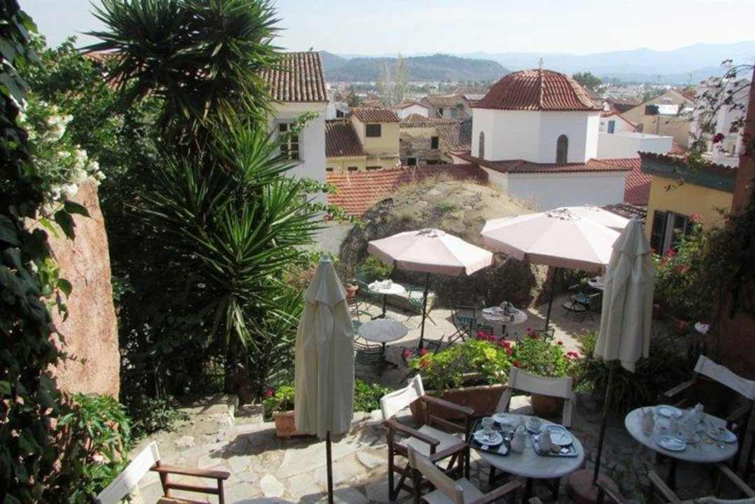 Die Frühstücksterrasse über der Stadt Byron Hotel