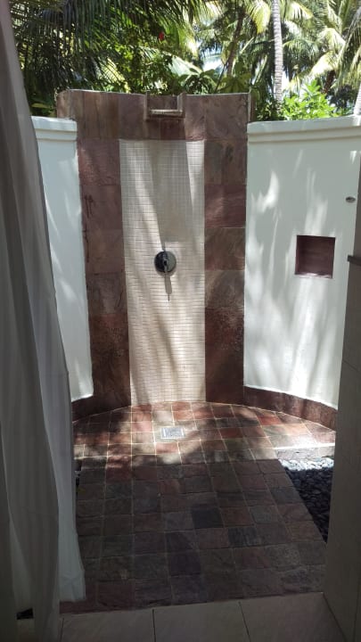 Mit großer Außendusche Kuramathi Maldives