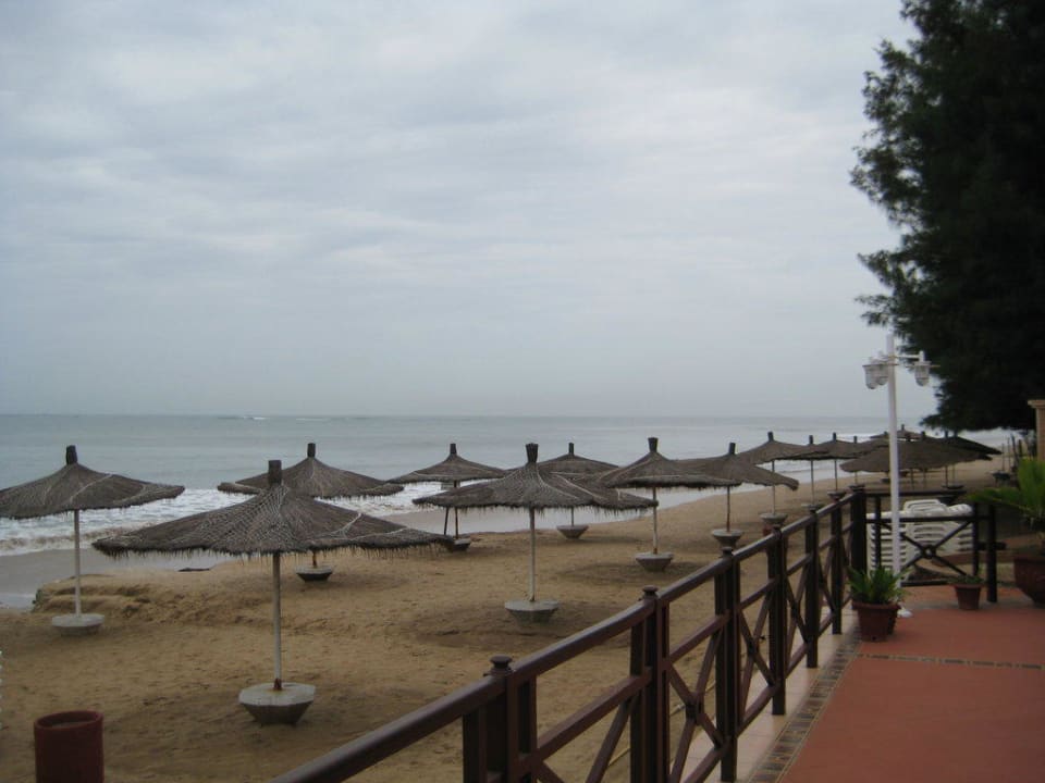 Strand mit Sonnenschirmen Hotel Senegambia Beach